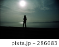 海岸に立つ女性