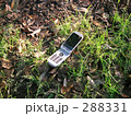 草むらに落ちた携帯電話