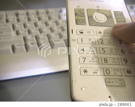 携帯電話とキーボード