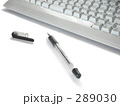 キーボードとボールペン