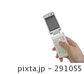 携帯電話を持つ手