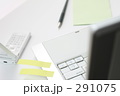 ノートＰＣとビジネス小物　付箋紙　ペン　メモ用紙