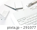 ノートＰＣとビジネス小物　メモ用紙　ペン　ボイスレコーダー