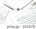 ノートＰＣとビジネス小物　書類　ペン　ボイスレコーダー
