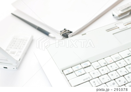 ノートＰＣとビジネス小物　書類　ペン　ボイスレコーダー