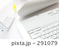 ノートＰＣとビジネス小物　黄色マーカー　書類