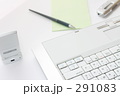 ノートＰＣとビジネス小物　ペン　メモ　ボイスレコーダー