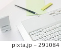 ノートＰＣとビジネス小物　メモ　付箋紙　ペン