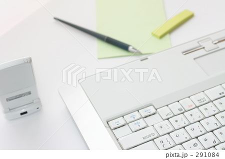 ノートPCとビジネス小物 メモ 付箋紙 ペン ノートPCとビジネス小物 メモ 付箋紙 ペン