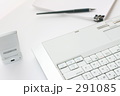 ノートＰＣとビジネス小物　書類　ペン