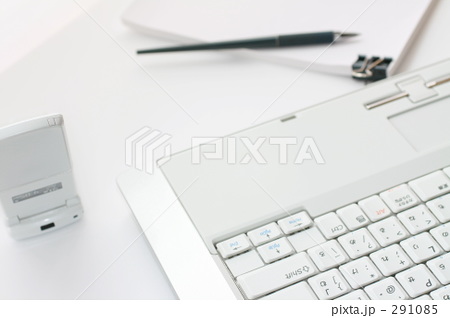 「ノートＰＣとビジネス小物　書類　ペン」の写真素材