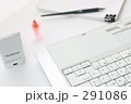 ノートＰＣとビジネス小物　書類　ペン　マーカー