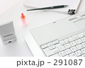 ノートＰＣとビジネス小物　マーカー　書類　ペン