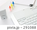 ノートＰＣとビジネス小物　マーカー　書類