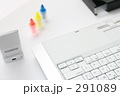 ノートＰＣとビジネス小物　マーカー　テープカッター
