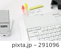 ノートＰＣとビジネス小物　マーカー付箋紙テープカッター