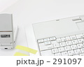 ノートＰＣとビジネス小物　ＰＣに貼りつけた付箋紙