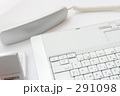 ノートＰＣとビジネス小物　電話機