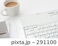 ノートＰＣとビジネス小物　コーヒー