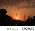 鉄塔を溶かすような夕陽