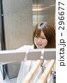 女性 ショッピング 人物