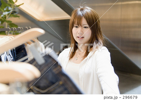 セレクトショプ カジュアル 若い女性