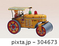 304673