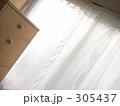 カーテンのある部屋