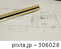 306028