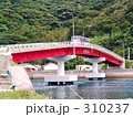 本郷橋の上を走るバス