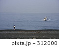海と漁船と釣り人