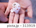 お母さんと女の子の手
