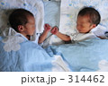 双子のお昼寝