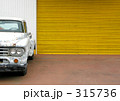 自動車とガレージ