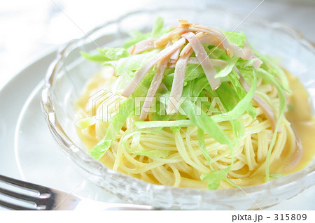 「パスタ 食べ物 屋内 テーブル 」の写真素材