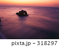 赤色に染まる石門