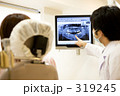 レントゲン写真を説明する歯科医