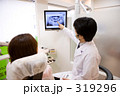 レントゲン写真を説明する歯科医