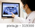 レントゲン写真を説明する歯科医