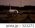 夕暮れの飛行機