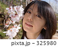 325980