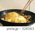 パスタを炒める