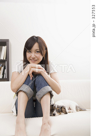 「日本人 若い女性 ライフスタイル 」の写真素材