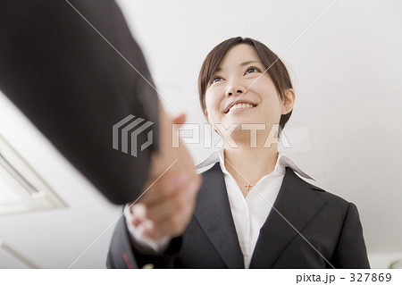 ビジネス 握手 女
