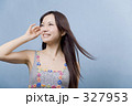 風を感じる女性　夏