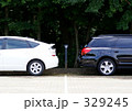 白と黒の自動車