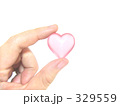 ハートを持つ手