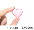 ハートを持つ手