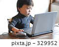パソコンに向かうコドモ