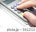 電卓を打つ手